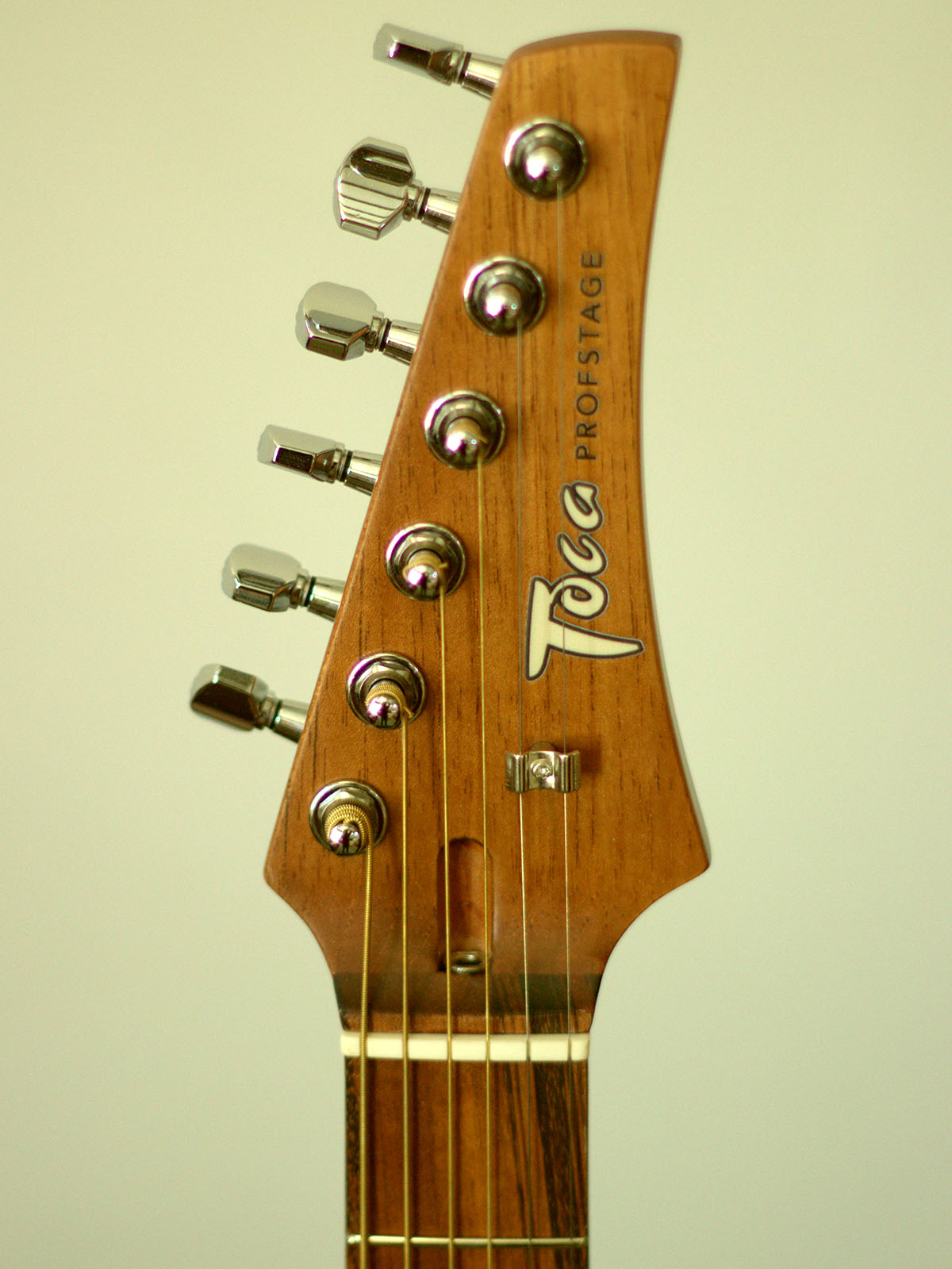 Detalhe do headstock do violão Toca ProfStage em madeira natural com tarraxas cromadas